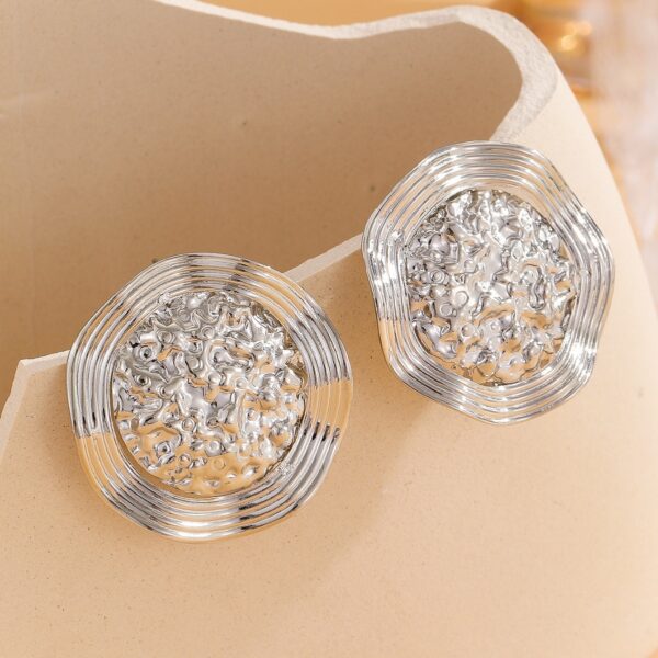 Light Luxury Trend Golden Retro Easy Matching Eardrops Earrings - Image 2