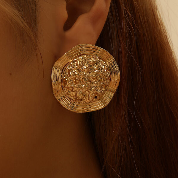 Light Luxury Trend Golden Retro Easy Matching Eardrops Earrings - Image 3