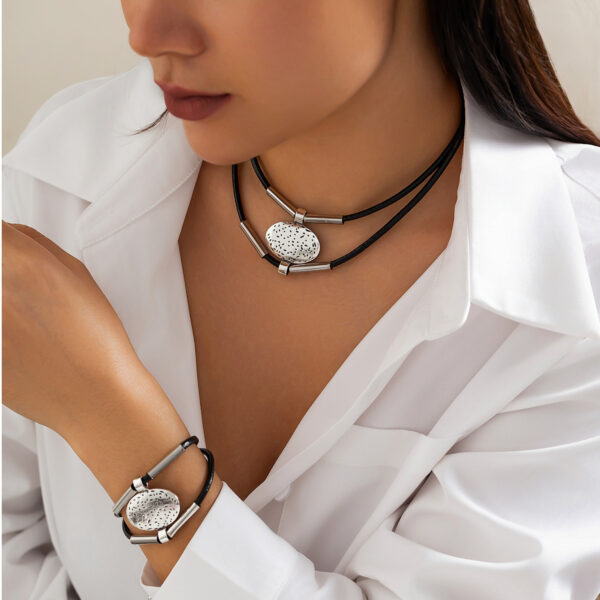 Simple Double-layer Elbow Necklace Retro Ethnic Relief Short Pendant Necklace Necklace For Women - Image 4