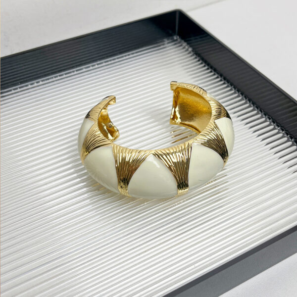 French Retro Oval Black Gold Enamel Drop Oil Bracelet Niche High Sense - Image 8