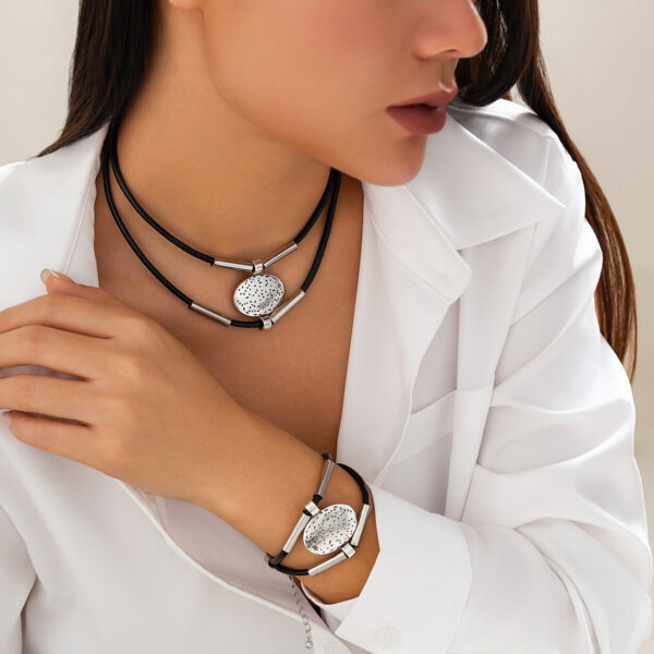 Simple Double-layer Elbow Necklace Retro Ethnic Relief Short Pendant Necklace Necklace For Women - Image 3